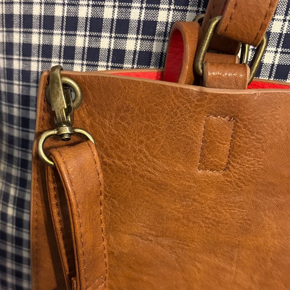 G.H. Bass & Co. reversible Tan/red faux Leather Tote - Picture 3 of 9